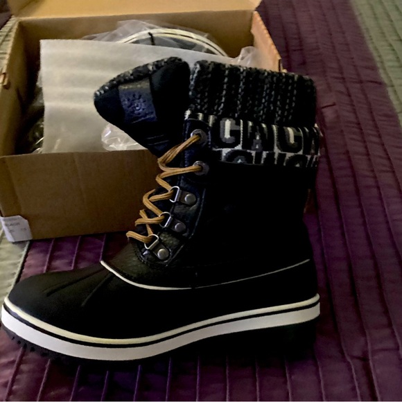 NWT- Women’s Snowboots-size 7.5 - Picture 1 of 6